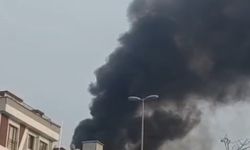 İstanbul- Küçükçekmece'de 5 katlı binanın çatısında çıkan yangın söndürüldü