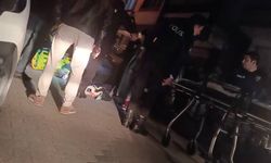 İstanbul - Küçükçekmece'de bekçilerin 'dur' ihtarına uymayan sürücü aracıyla kaçarken kadına çarptı; kaza kamerada