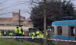 İstanbul - Topkapı'da tramvay raydan çıktı; yolcular tahliye edildi -2 / Fotoğraf eklendi