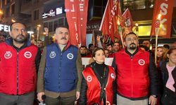 İzmir'de belediye işçileri eylemin ikinci gününde meşalelerle yürüdü