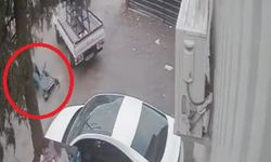 Kamyonetin altında kalan skuter sürücüsü öldü; kaza kamerada