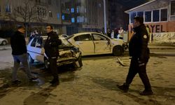 Kayseri'de 2 otomobilin çarpışması sonucu 2'si yaya 4 kişi yaralandı; kızının yaralandığını duyan baba tepki gösterdi