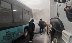 Kaza nedeniyle duran otobüse çarpan otomobil alev aldı; sürücülerden alternatif yol talebi