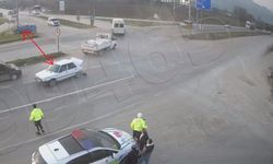 Kırmızı ışıkta bekleyen otomobile arkadan gelen otomobil çarptı; kaza kamerada