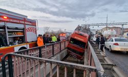 Lastiği patlayan itfaiye aracı, iki köprü arasına sıkıştı; 3 yaralı