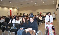 Motosiklet kazasında bacağını kaybeden Berk, protezle ayağa kalktı