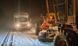 Muş'ta mahsur kalan 5 araçtaki 13 kişi kurtarıldı