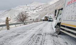 Muş'ta yolda kalan 20 araç kurtarıldı