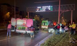 Otomobil trambüs direğine çarptı: 1 ölü, 1 yaralı