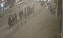 Otomobilin park halindeki hafif ticari araca çarptığı kaza kamerada