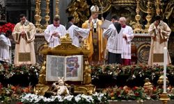 Papa 14'üncü Leo, Vatikan'da ilk kez Noel ayini yönetti