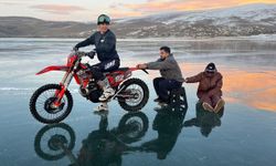 Profesyonel motosikletçi Atlı'dan Çıldır Gölü'nde buz üstünde drift şov