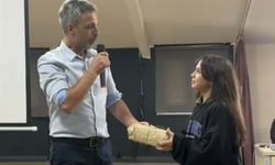 Silinen koridoru kirletmemek için ayakkabılarını çıkarıp sınıfına kadar yürüdü