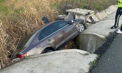 Su kanalına düşen otomobildeki çift yaralandı