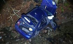 Takla atıp uçuruma yuvarlanan otomobildeki 3 kişi yaralandı