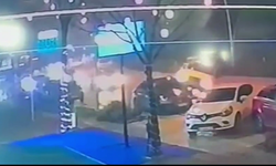 Taksinin park halindeki otomobile çarpıp devrildiği kaza kamerada