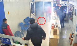 Tamire getirilen cep telefonu alev aldı; o anlar kamerada