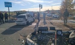 TIR'ın çarptığı otomobilin sürücüsü ağır yaralandı