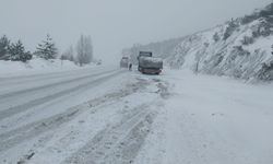 Tokat-Sivas kara yolunda kar yağışı nedeniyle ulaşım aksadı