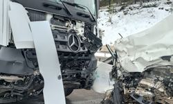 Tokat'ta kamyonet, kamyonla çarpıştı; 1 ölü, 2 yaralı
