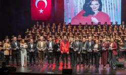 Türkan Şoray, 'İyilik Korosu' ile Mersin'de sanatseverlerle buluştu