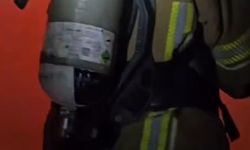 Yangına müdahale ederken çöken tavanın altında kalmaktan son anda kurtuldular