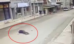 Yayaya çarpan motosikletli kaza sonrası kaçtı; o anlar kamerada