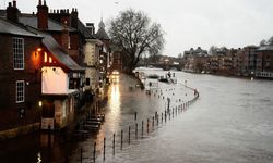İngiltere York'ta evler ve sokaklar sular altında kaldı