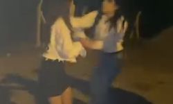 2 kız, tartıştıkları kızı yere yatırıp darbetti