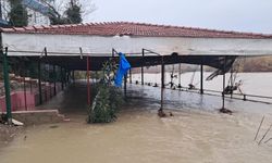 3 gündür etkili olan yağmurlar nedeniyle ırmak taştı, restoranlar ve bahçeleri su bastı