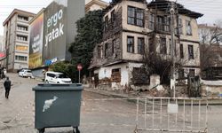 3 katlı metruk binanın bir kısmı, park halindeki aracın üstüne çöktü