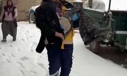 90 yaşındaki hastayı kucağını alarak ambulansa taşıdı