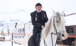 96 yaşındaki Kore gazisi, ata biniyor