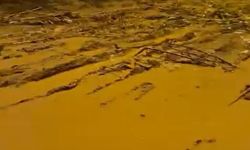 Adana'da sağanak; otomobiller sular altında kaldı