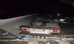 Aksaray'da et taşıyan TIR, bariyere çarpıp devrildi; 1 ölü