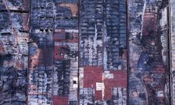 Alevlere müdahale eden 12 itfaiyeci dumandan etkilendi; yanan fabrika havadan görüntülendi