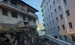 Ankara'da inşaat kazısında temeli zedelenen bina boşaltıldı