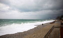 Antalya'da fırtına; dev dalgalar oluştu