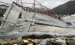Antalya'da peş peşe hortumlar; seralar yıkıldı, çatılar uçtu (2)