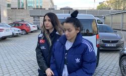 Arkadaşlarını elektrik süpürgesinin demiriyle dövüp, telefonunu gaspeden 2 kadına gözaltı