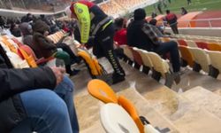 Ayağındaki çorabı üşüyen çocuğa veren polise teşekkür plaketi