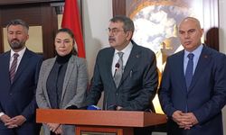 Bakan Tekin öğrencilere karne dağıttı: Yarıyıl tatilinde dinlenip, kitap okuyarak vakit geçirin (2)