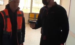 Belediye işçisi, kar temizlerken bulduğu cüzdanı sahibine teslim etti