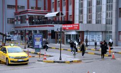 Boşanma aşamasındaki eşini kaldırım taşıyla dövdü