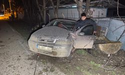 Bursa'da otomobil ağaca çarptı: 4 yaralı
