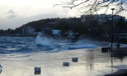 Çanakkale'de fırtına deniz ulaşımını olumsuz etkiliyor