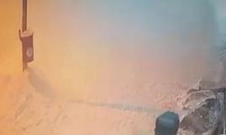 Çatıdan düşen kar kütlesi, park halindeki otomobile zarar verdi