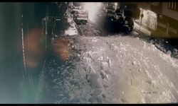 Çatıdan kopan kar kütlesini son anda fark edip kaçtılar