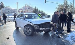 Ciple çarpışan ambulanstaki 2 sağlık çalışanı yaralandı