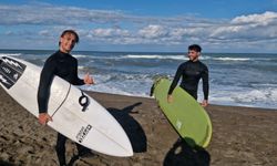 Denizde sörf yapanları görüp, 'boğulma' ihbarı verdiler